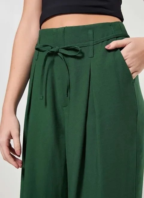 calça verde com pregas e amarração calça verde com pregas e amarração