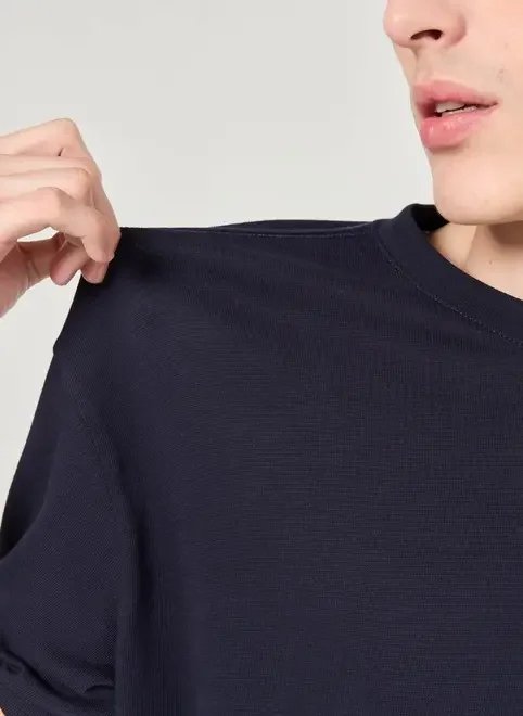 camiseta oversized em malha retilínea camiseta oversized em malha retilínea