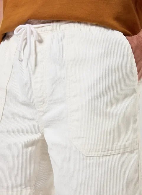 bermuda em veludo cotelê off-white bermuda em veludo cotelê off-white