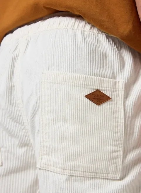 bermuda em veludo cotelê off-white bermuda em veludo cotelê off-white