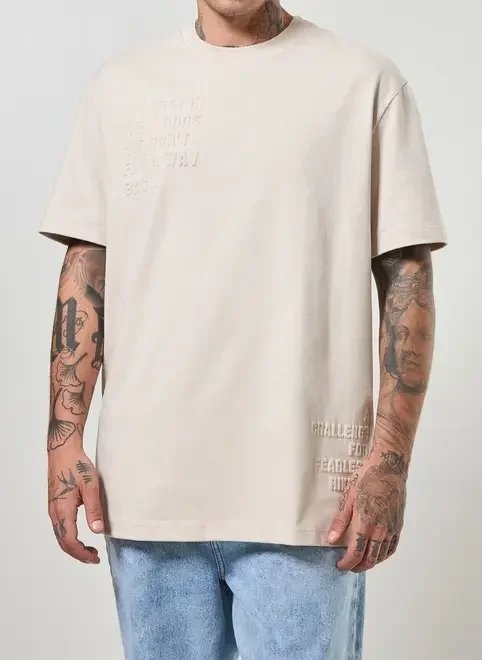 camiseta box com escrito em relevo camiseta box com escrito em relevo