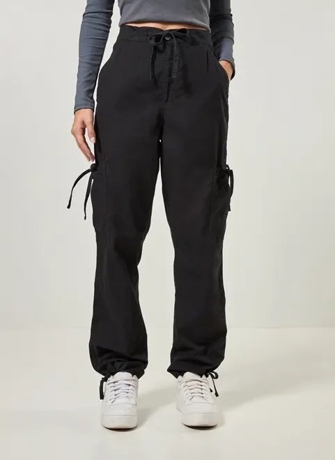 calça jogger cargo preta com amarração calça jogger cargo preta com amarração