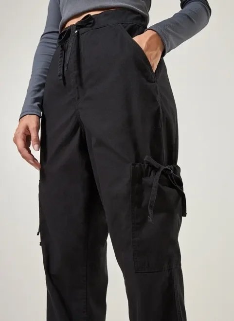 calça jogger cargo preta com amarração calça jogger cargo preta com amarração