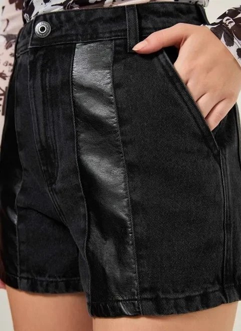 short mom jeans preto com poliuretano short mom jeans preto com poliuretano