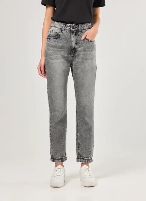 calça mom em jeans cinza calça mom em jeans cinza
