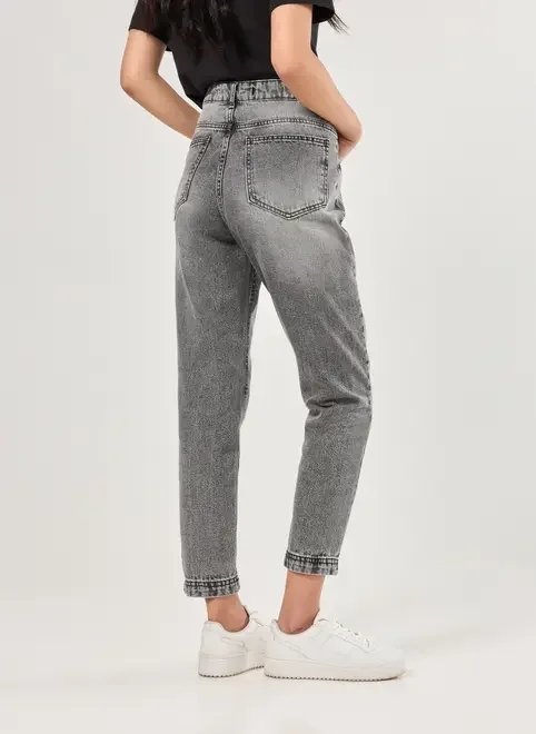 calça mom em jeans cinza calça mom em jeans cinza
