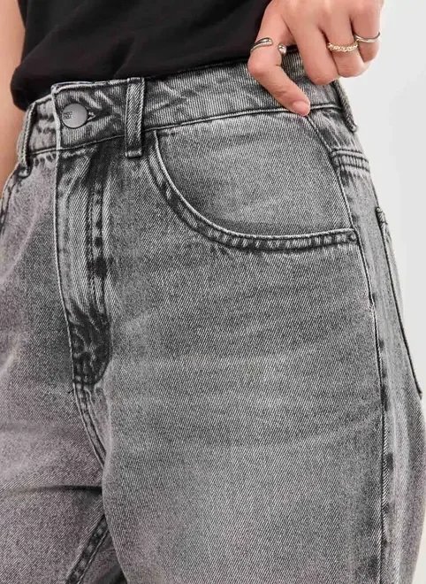 calça mom em jeans cinza calça mom em jeans cinza