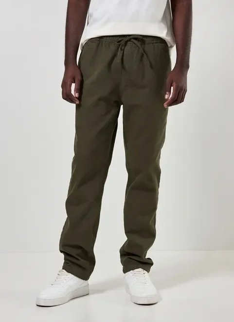 calça em sarja verde militar com amarração calça em sarja verde militar com amarração