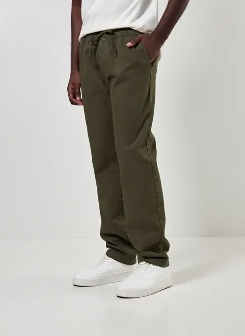 calça em sarja verde militar com amarração calça em sarja verde militar com amarração