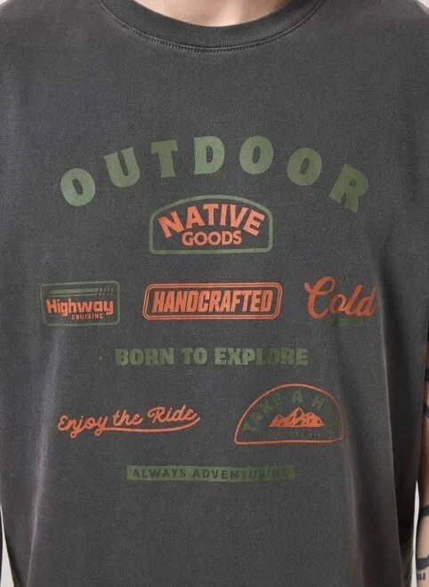 camiseta estonada com escritos contrastantes camiseta estonada com escritos contrastantes