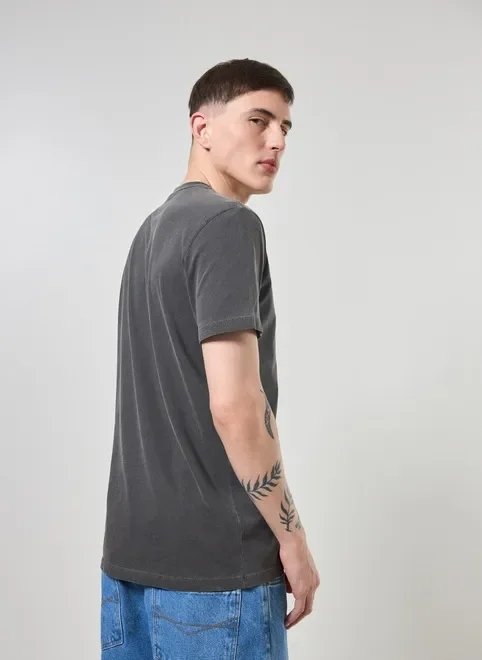 camiseta estonada com escritos contrastantes camiseta estonada com escritos contrastantes