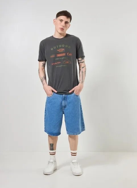 camiseta estonada com escritos contrastantes camiseta estonada com escritos contrastantes