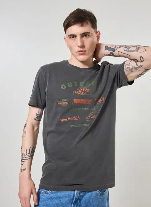 camiseta estonada com escritos contrastantes camiseta estonada com escritos contrastantes