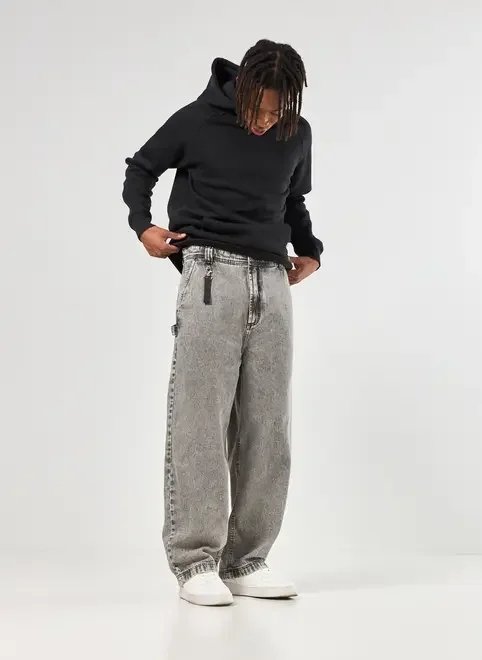 calça baggy jeans com chaveiro calça baggy jeans com chaveiro