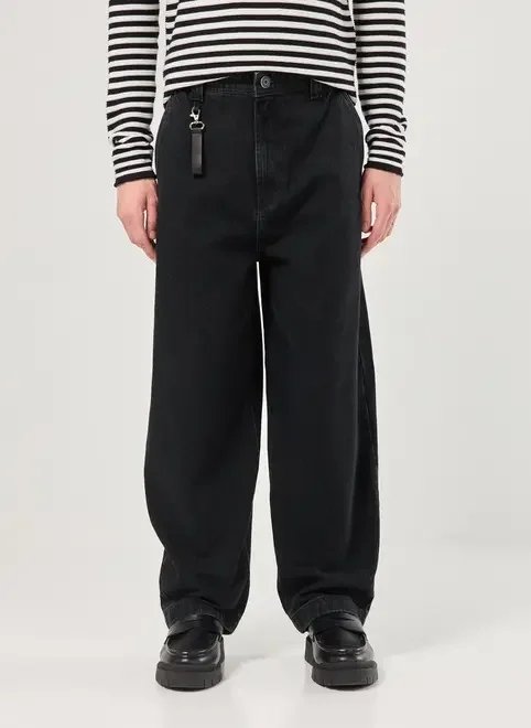 calça baggy jeans com chaveiro calça baggy jeans com chaveiro