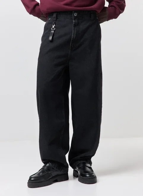 calça baggy jeans com chaveiro calça baggy jeans com chaveiro