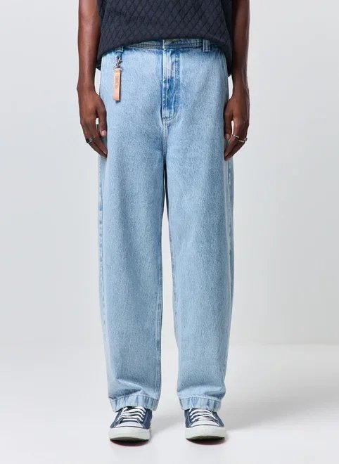 calça baggy jeans com chaveiro calça baggy jeans com chaveiro