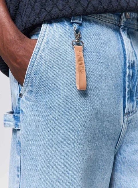 calça baggy jeans com chaveiro calça baggy jeans com chaveiro