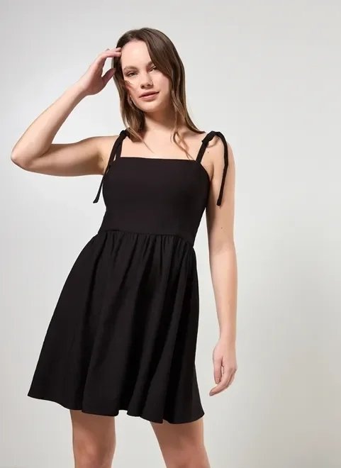 vestido preto com laços nas alças vestido preto com laços nas alças