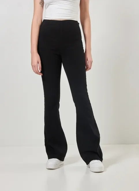 calça flare em sarja calça flare em sarja