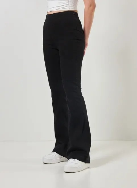 calça flare em sarja calça flare em sarja