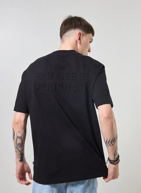 camiseta box preta estampa em relevo camiseta box preta estampa em relevo