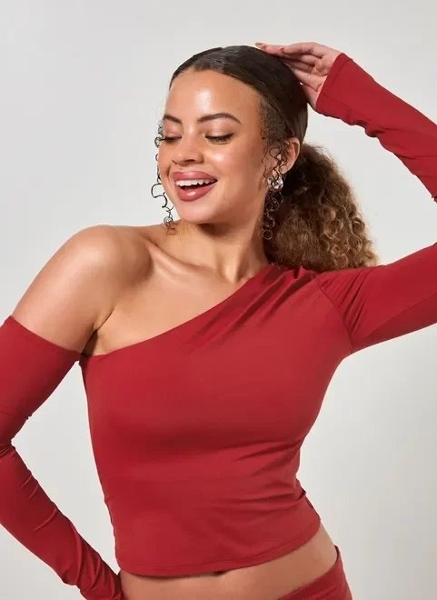 blusa em poliamida ombro de fora blusa em poliamida ombro de fora