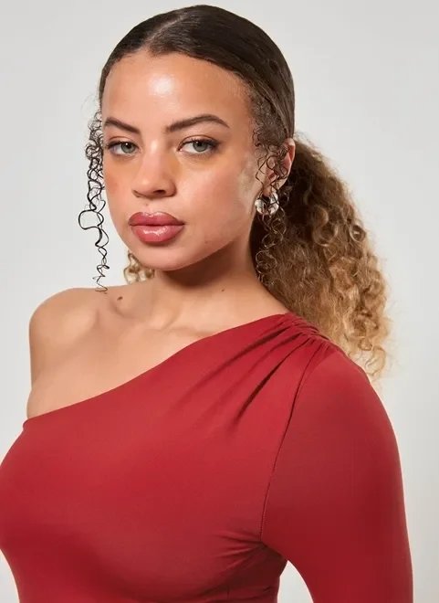 blusa em poliamida ombro de fora blusa em poliamida ombro de fora