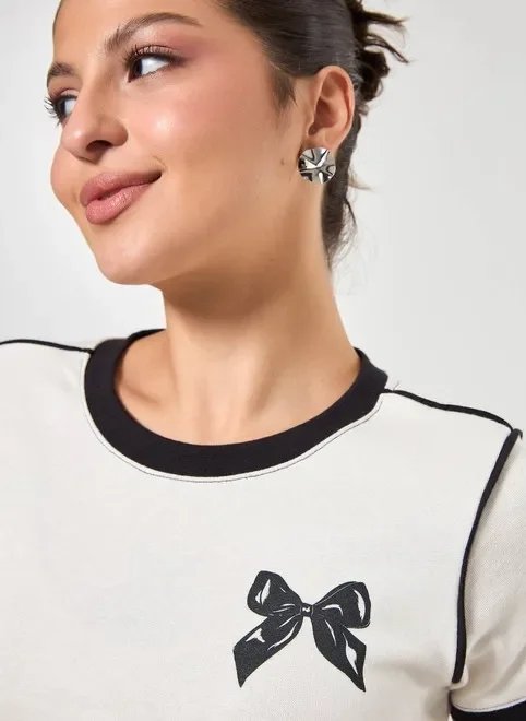 blusa off-white com laço preto blusa off-white com laço preto