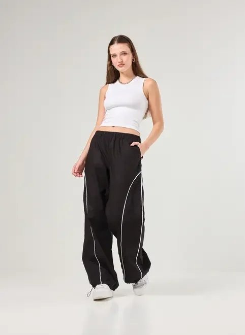 calça em sarja preta estilo esportivo calça em sarja preta estilo esportivo