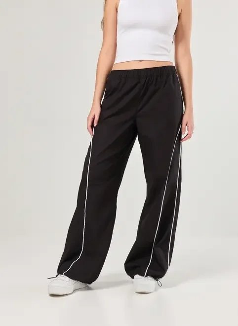 calça em sarja preta estilo esportivo calça em sarja preta estilo esportivo