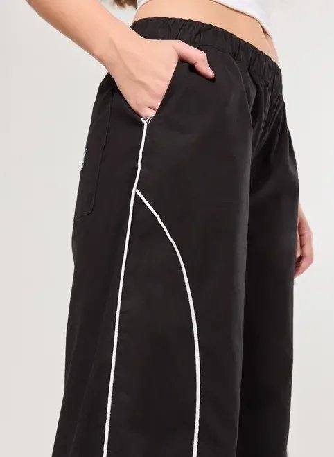 calça em sarja preta estilo esportivo calça em sarja preta estilo esportivo