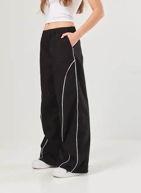 calça em sarja preta estilo esportivo calça em sarja preta estilo esportivo