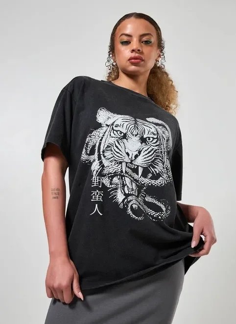 camiseta oversized preta estonada tigre camiseta oversized preta estonada tigre