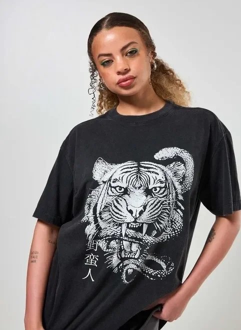 camiseta oversized preta estonada tigre camiseta oversized preta estonada tigre