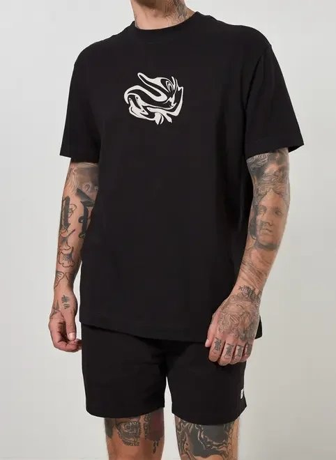 camiseta box estruturada com estampa camiseta box estruturada com estampa