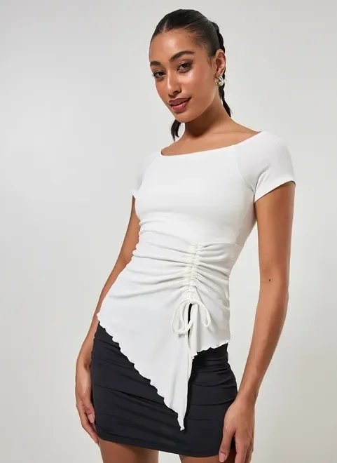 blusa com franzido e ponta na barra blusa com franzido e ponta na barra