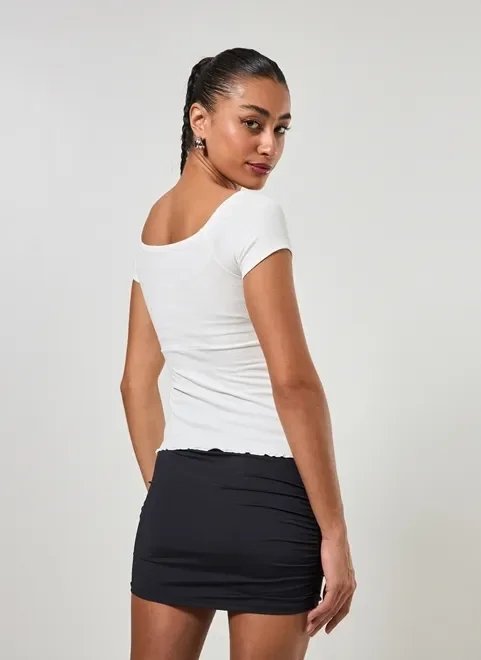 blusa com franzido e ponta na barra blusa com franzido e ponta na barra