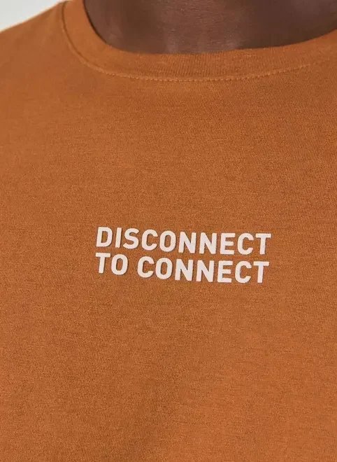 camiseta regular caramelo disconnect camiseta regular caramelo disconnect