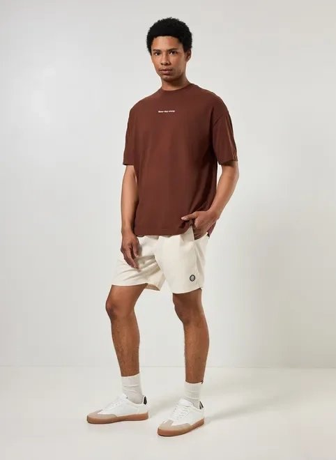 camiseta oversized em malhão marrom estampa camiseta oversized em malhão marrom estampa