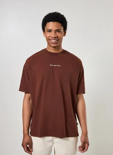 camiseta oversized em malhão marrom estampa camiseta oversized em malhão marrom estampa