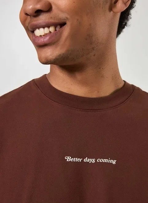 camiseta oversized em malhão marrom estampa camiseta oversized em malhão marrom estampa