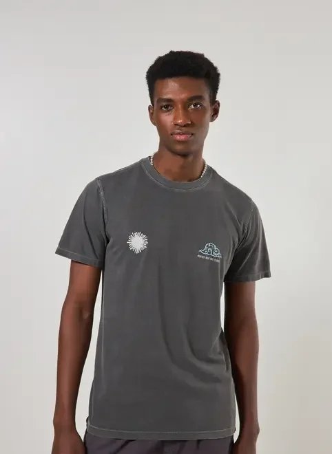 camiseta preta estonada blue sky camiseta preta estonada blue sky