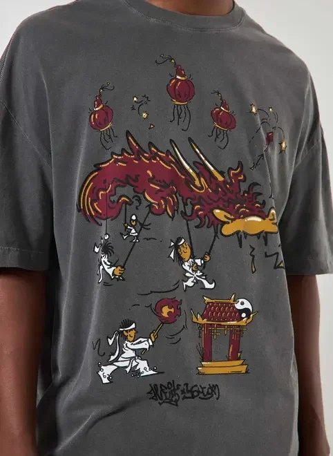 camiseta oversized preta estonada estampa asiática camiseta oversized preta estonada estampa asiática