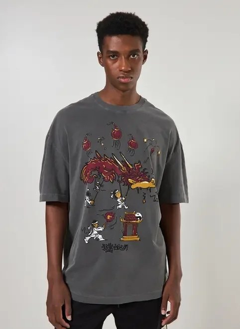 camiseta oversized preta estonada estampa asiática camiseta oversized preta estonada estampa asiática