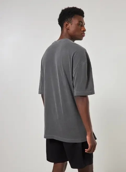 camiseta oversized preta estonada estampa asiática camiseta oversized preta estonada estampa asiática