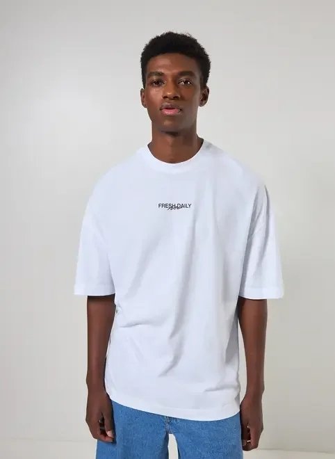 camiseta  oversized malhão branca tomatos camiseta  oversized malhão branca tomatos