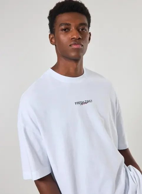 camiseta  oversized malhão branca tomatos camiseta  oversized malhão branca tomatos