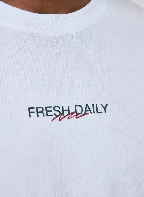 camiseta  oversized malhão branca tomatos camiseta  oversized malhão branca tomatos