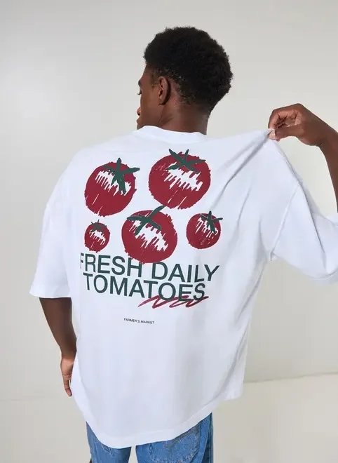 camiseta  oversized malhão branca tomatos camiseta  oversized malhão branca tomatos